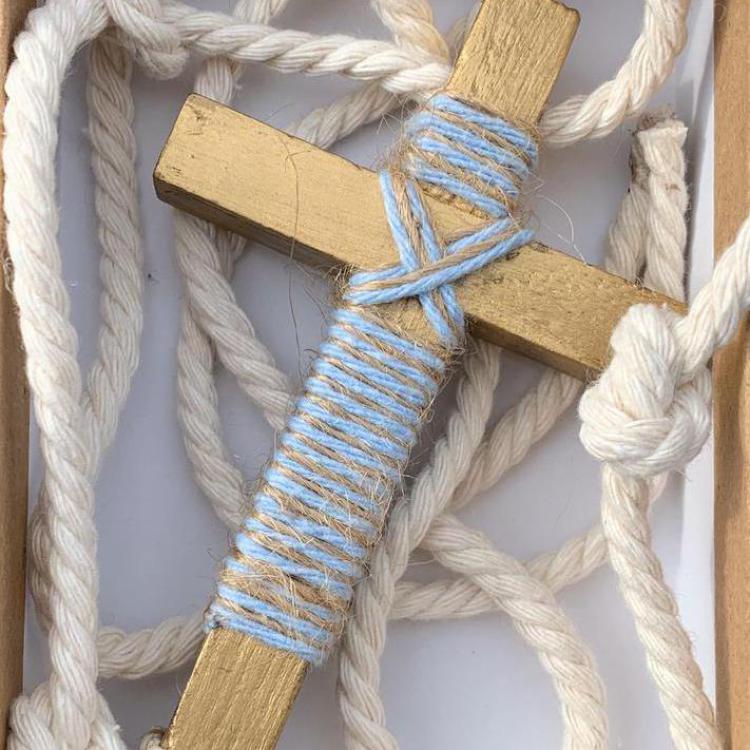 Cordón con cruz madera azul