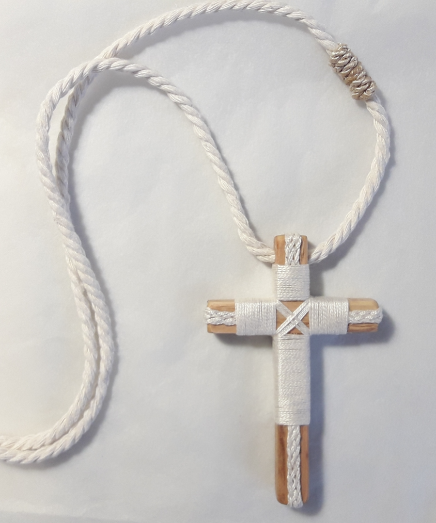 Colgante cruz de madera para comunión. La cruz mide 4 cm y el cordón es de  cuero.