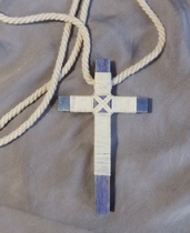 Cruces de comunión forradas de hilo y cuerda