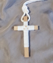 Cruces de comunión forradas de hilo y cuerda
