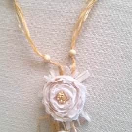 rosario de comunión cruz de madera dorada con flores collar largo