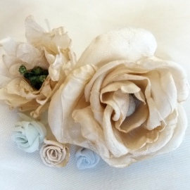 rosario de comunión cruz de madera dorada con flores collar largo