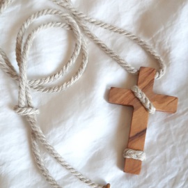 Cruces de comunión con cordón. Cruz de madera comunión personalizada