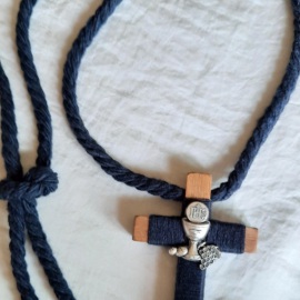 Cruces de comunión con cordón. Cruz de madera comunión personalizada